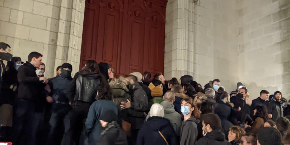 On y était : le concert d’Anna Von Hausswolff bloqué par des catholiques intégristes à Nantes