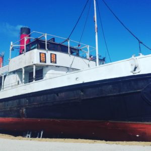 Les lieux de l’été : Le Remorqueur, le retour du « bateau club » insubmersible