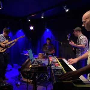 NILS CHEVILLE & THE DANSANT • MOOZOONSII • AVALANCHES | Prog-rock/Trad'-oriental/Expé - @Nantes NILS CHEVILLE & THE DANSANT • MOOZOONSII • AVALANCHES | Prog-rock/Trad’-oriental/Expé – @Nantes