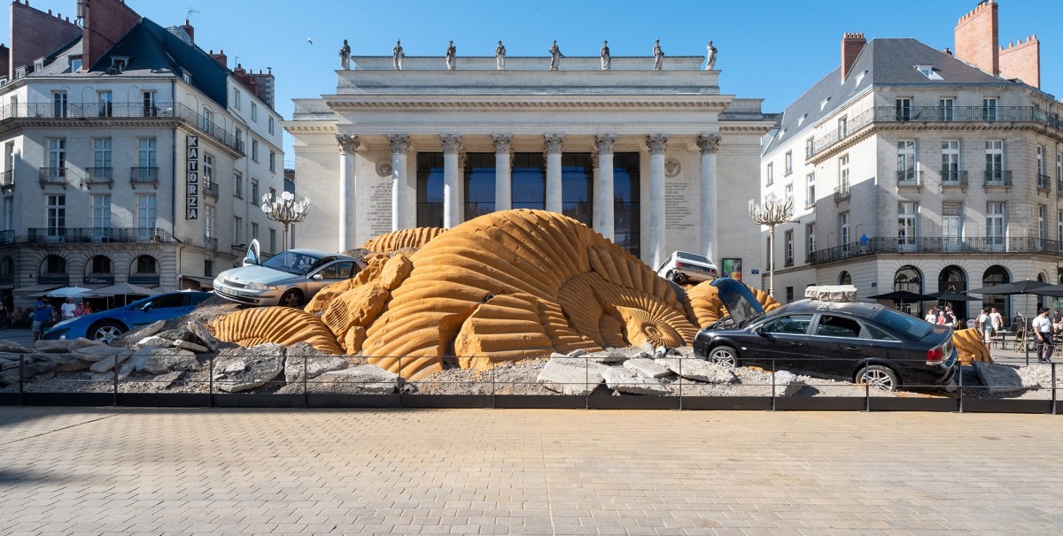 L'installation monumentale Fossil Opera de Théo Mercier sur la place Graslin, présentée dans le cadre du Voyage à Nantes 2026.